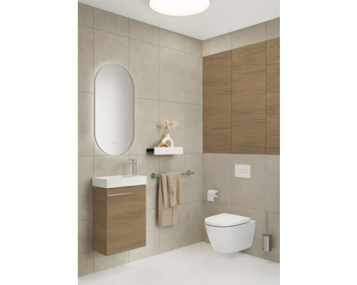 Salle de bain lumineuse avec meuble-lavabo, miroir, toilettes et porte-serviettes
