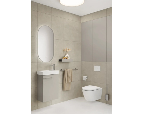 Salle de bains moderne avec meuble sous-lavabo, miroir, toilettes et porte-serviettes.
