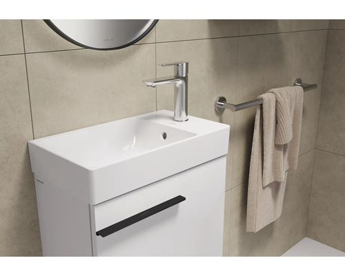 Meuble sous-vasque avec lavabo, robinet et porte-serviettes dans la salle de bain
