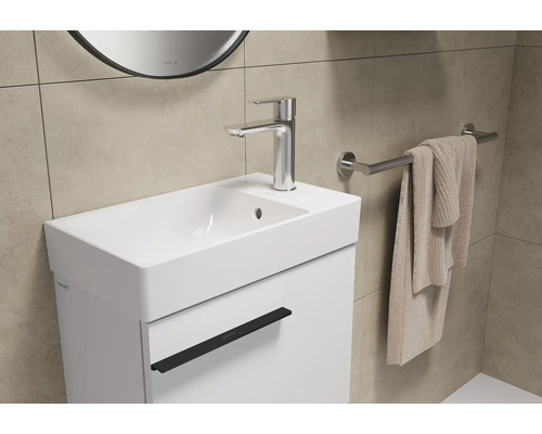 Combinaison de lavabo avec robinet, serviette et porte-serviette dans la salle de bain