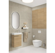 Salle de bains moderne avec meuble-lavabo, miroir, toilettes et porte-serviettes