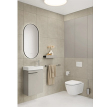 Salle de bains moderne avec lavabo, miroir, toilettes et carrelage