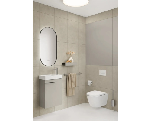Salle de bains moderne avec lavabo, miroir, toilettes et carrelage