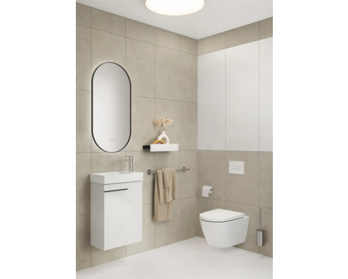 Salle de bain moderne avec lavabo, miroir, toilettes et porte-serviettes