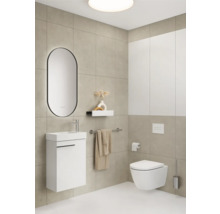 Salle de bains lumineuse avec lavabo, miroir, WC suspendu et porte-serviettes devant un mur carrelé