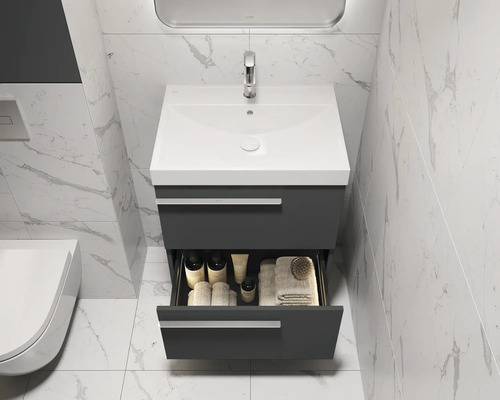 Salle de bains avec meuble sous-lavabo avec tiroir, robinet et serviettes