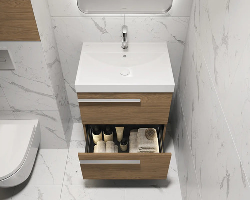 Salle de bain avec meuble sous-lavabo, tiroir ouvert et accessoires de salle de bain