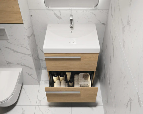 Salle de bains avec meuble sous-vasque, tiroir ouvert, lavabo et robinetterie
