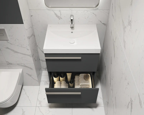 Meuble-lavabo de salle de bains avec tiroir ouvert, lavabo, robinet et articles de toilette