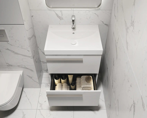 Salle de bains avec meuble sous-lavabo, tiroir ouvert et divers accessoires de salle de bains