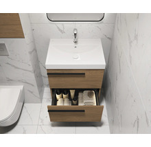 Meuble sous-lavabo avec tiroir ouvert, lavabo et robinet dans une salle de bain lumineuse