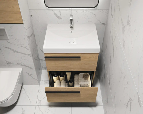 Salle de bain avec meuble sous-vasque, tiroir ouvert et robinetterie