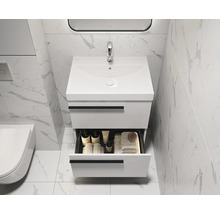 Salle de bains moderne avec meuble sous-vasque, tiroir ouvert et robinetterie