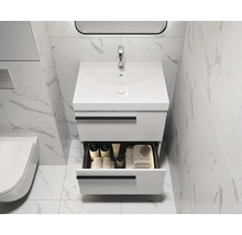 Salle de bains avec meuble sous-lavabo, tiroir ouvert et robinetterie