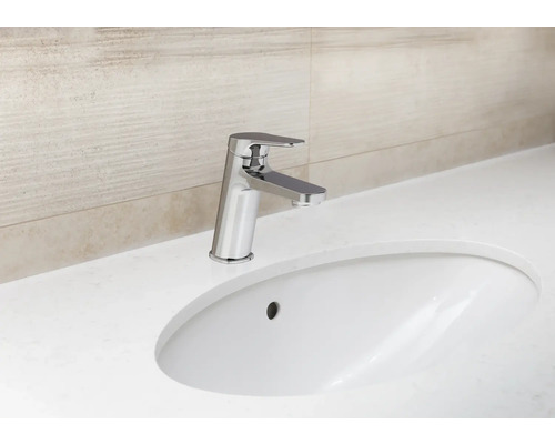 Photo d'un lavabo avec un robinet
