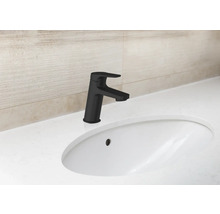 Robinet de lavabo dans une salle de bain avec lavabo en céramique