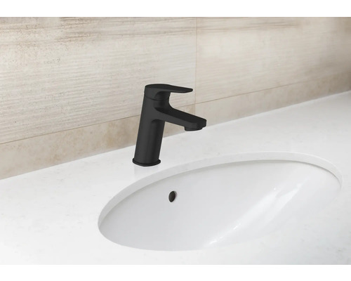 Robinet de lavabo dans une salle de bain avec lavabo en céramique