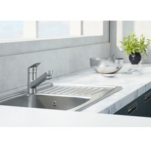 Scène de cuisine avec évier, robinet et décoration