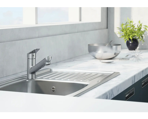 Scène de cuisine avec évier, robinet et décoration