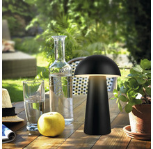 Tischleuchte im Pilzdesign auf einem Holztisch im Freien