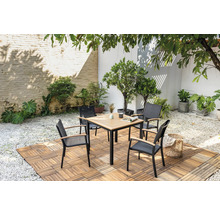 Table de jardin carrée avec quatre chaises sur plancher en bois dans un jardin.