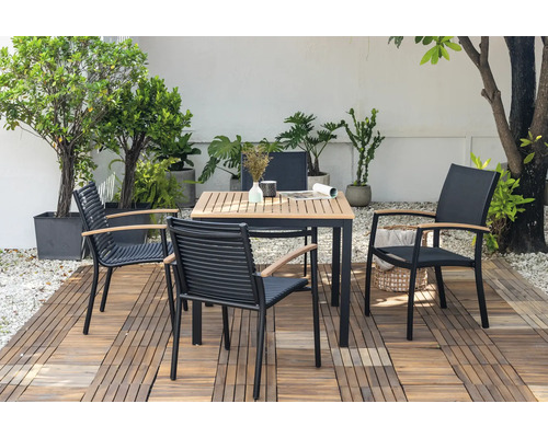 Ensemble de sièges de jardin avec table en bois et quatre chaises sur une terrasse en bois
