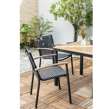 Scène de jardin avec table de jardin et chaises de jardin sur une terrasse en bois