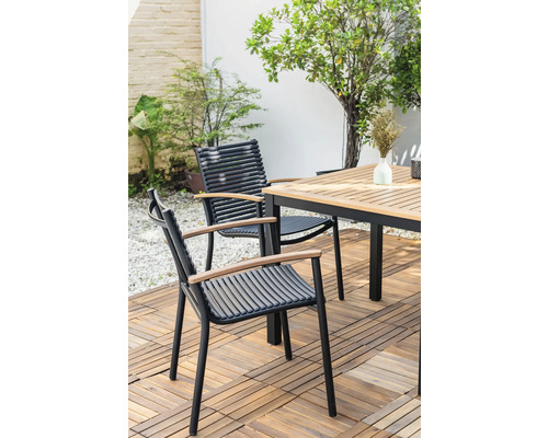 Scène de jardin avec table de jardin et chaises de jardin sur une terrasse en bois