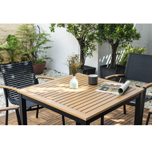 Scène de jardin avec table et chaises sur une terrasse
