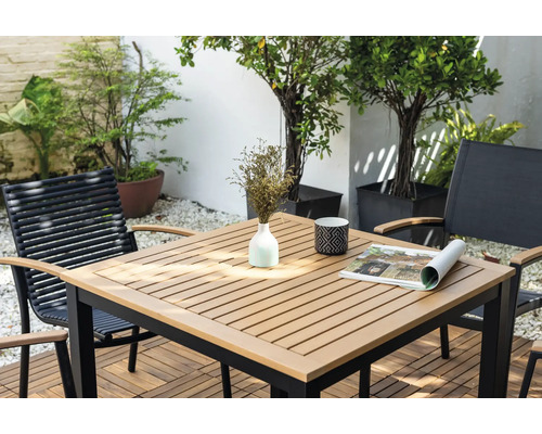 Scène de jardin avec table et chaises sur une terrasse