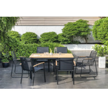 Scène de jardin avec table de jardin et chaises sur la terrasse, entourée de plantes