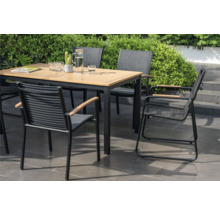 Table de jardin avec chaises sur une terrasse