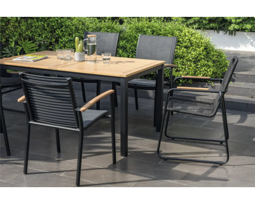 Table de jardin avec chaises sur une terrasse