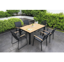 Scène de jardin avec table à manger et chaises pour l'extérieur.