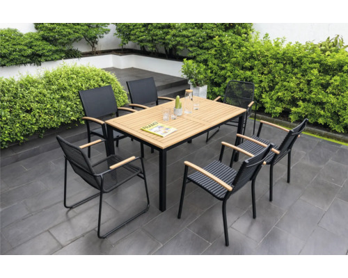 Scène de jardin avec table à manger et chaises pour l'extérieur.
