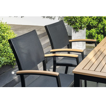 Deux chaises de jardin avec accoudoirs en bois sur une table de jardin