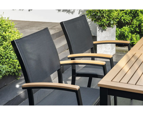 Deux chaises de jardin avec accoudoirs en bois sur une table de jardin