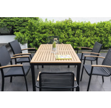 Ensemble de salon de jardin avec table et chaises sur une terrasse