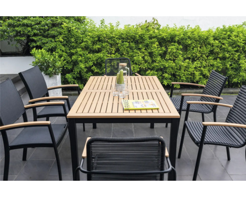 Ensemble de salon de jardin avec table et chaises sur une terrasse