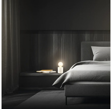 Schlafzimmer mit Bett, Nachttisch und Tischleuchte