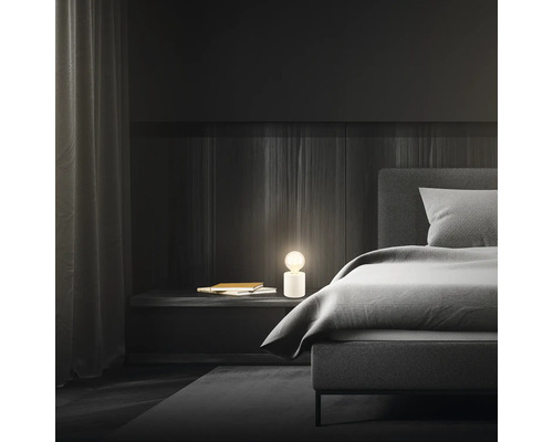 Schlafzimmer mit Bett, Nachttisch und Tischleuchte