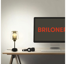 Szene mit einer Schreibtischlampe, Kopfhörern, einer Tastatur und einem Computermonitor.