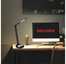 Schreibtisch mit Briloner Logo, LED-Lampe mit Ladestation und Dekoration