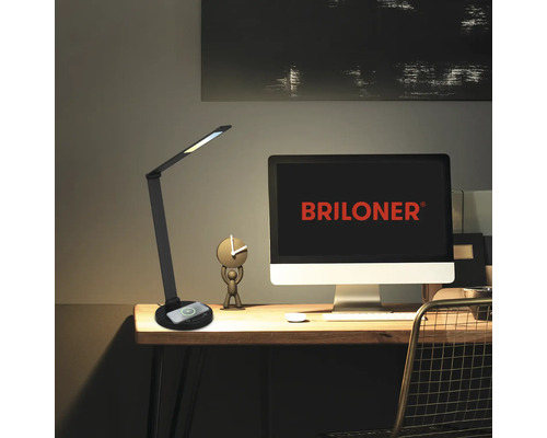 Schreibtisch mit Briloner Logo, LED-Lampe mit Ladestation und Dekoration