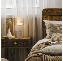 Schlafzimmer mit Nachttischlampe auf einem Holznachttisch