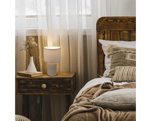 Schlafzimmer mit Nachttischlampe auf einem Holznachttisch