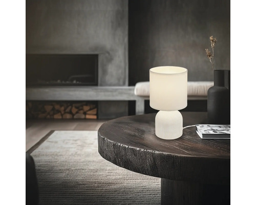 Dekorative Tischleuchte auf einem Couchtisch in einem Wohnzimmer.