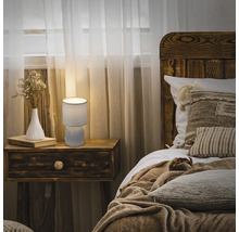 Nachttisch mit Lampe im Schlafzimmer