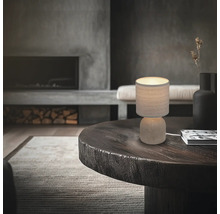 Dekorative Tischleuchte auf einem Tisch in einem Wohnzimmer