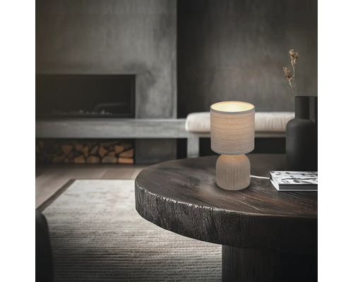 Dekorative Tischleuchte auf einem Tisch in einem Wohnzimmer